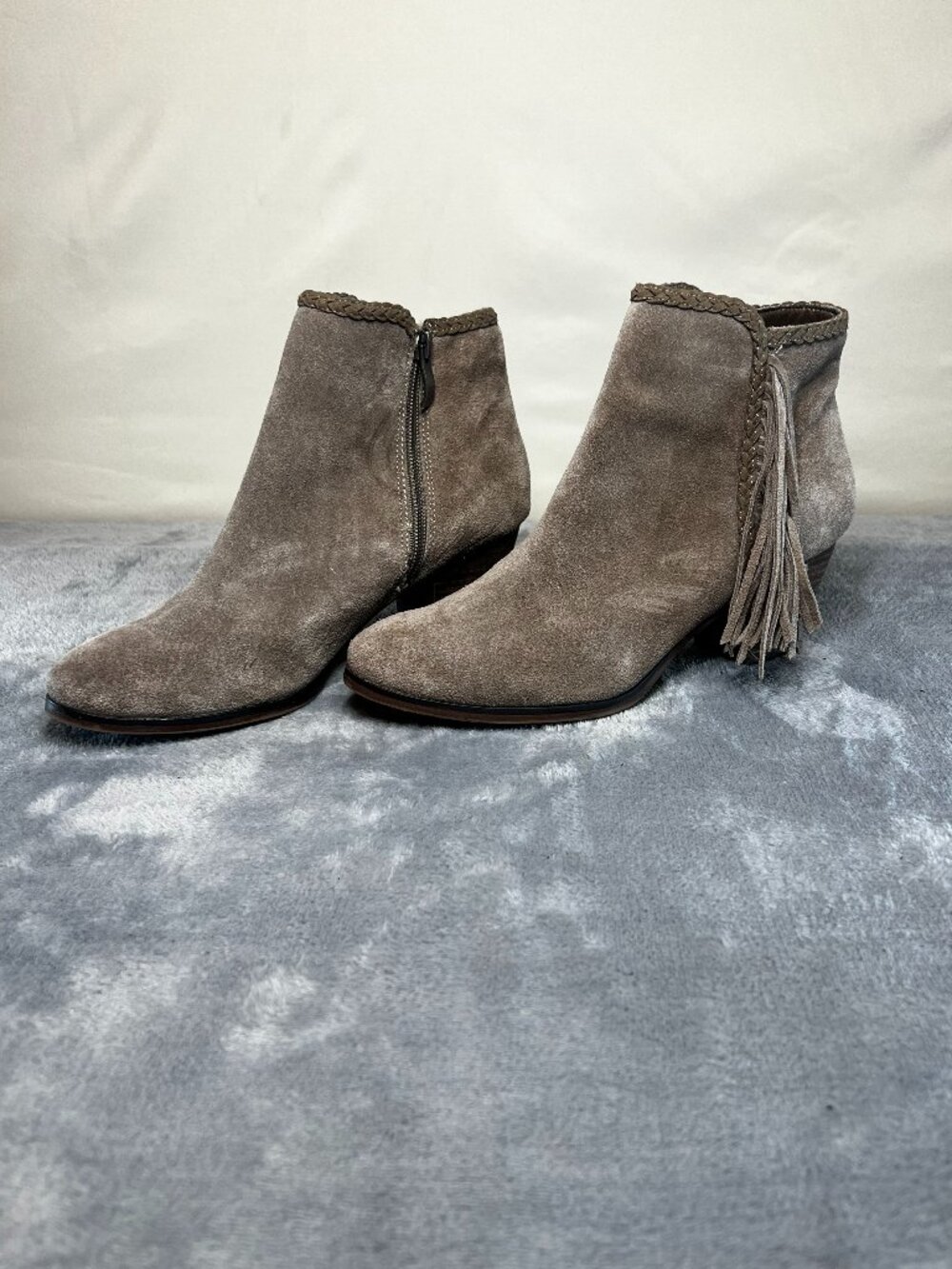 Franco Fortini Ella grey suede ankle booties w/fringe size 7